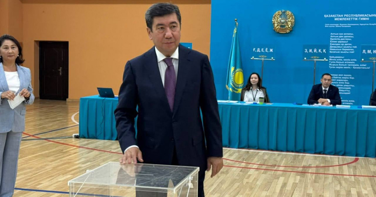  Ерлан Қошанов Құрылтай сайлауында дауыс берді 
