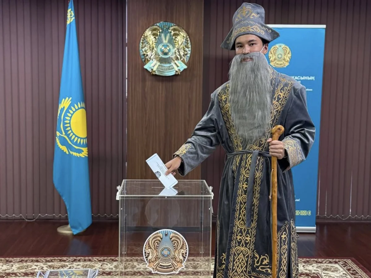 Казахстанец в костюме бия пришел голосовать в Токио
