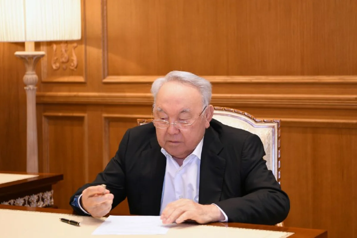 Отадан шыққан Нұрсұлтан Назарбаев өз үйінде дауыс берді