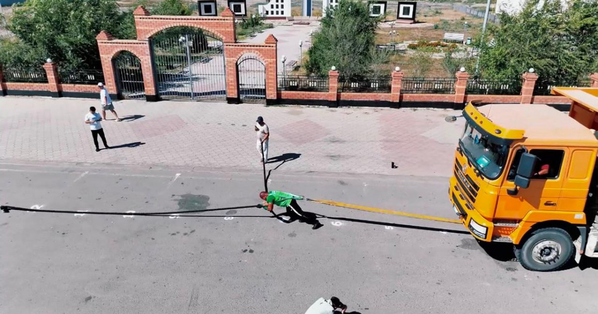  Атырау рекордсмен спортшы сайлау учаскесі алдында КАМАЗ сүйреді (ВИДЕО) 