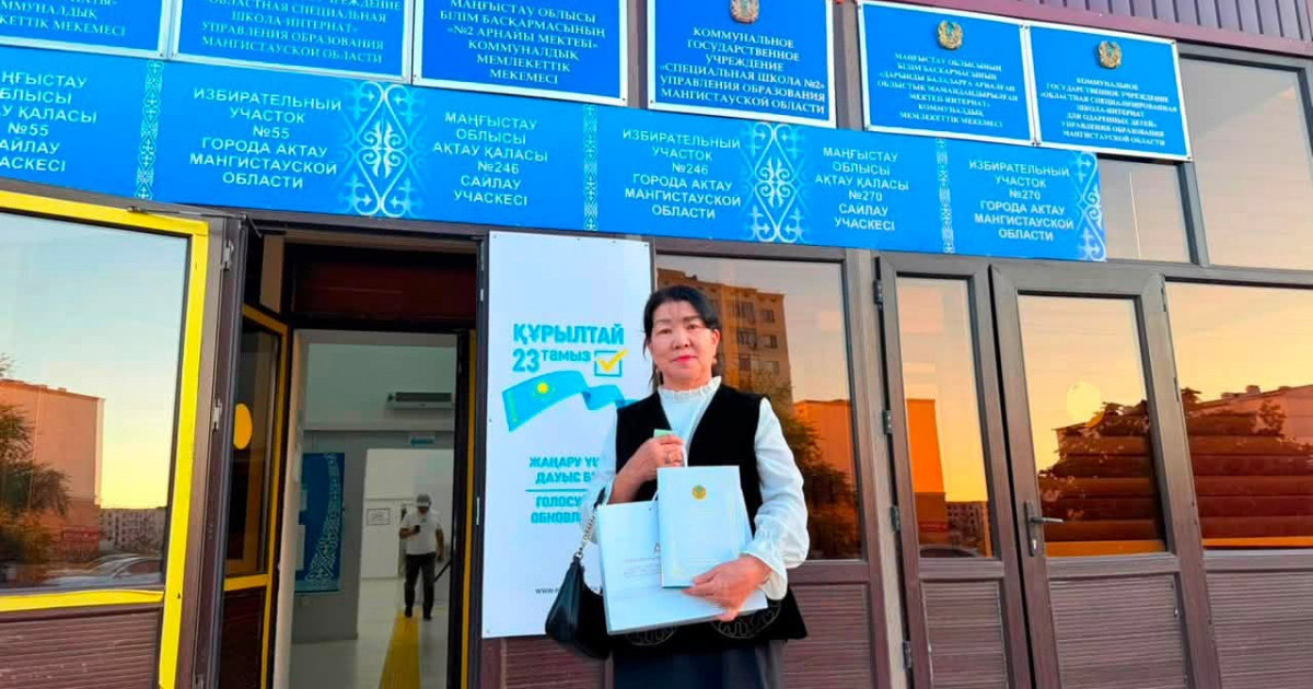  "Менің есімім – Құрылтай": Маңғыстау тұрғыны даус беру учаскесіне ұлттық киім киіп келді 