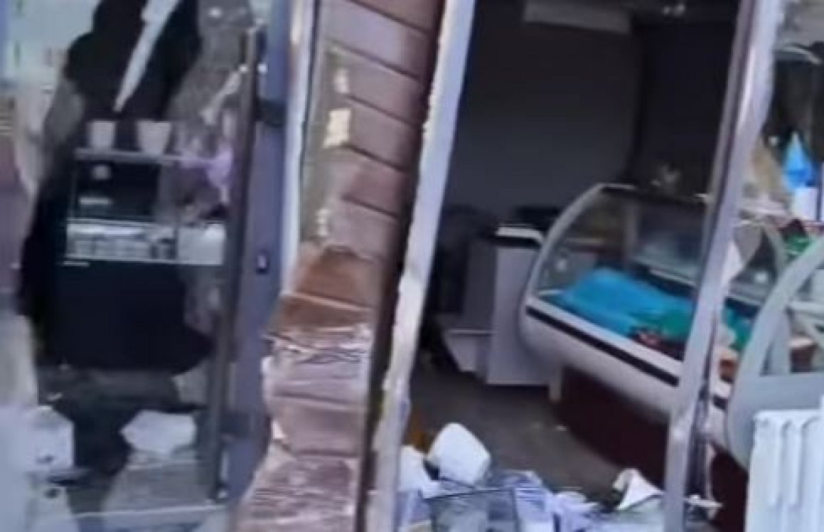 Автомобиль на скорости врезался в социальный павильон в Балхаше (ВИДЕО)