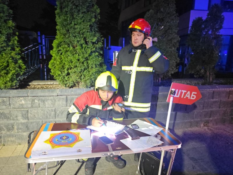 Пожар вспыхнул ночью в центре Алматы, людей эвакуировали