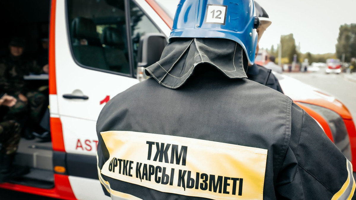 Пожар вспыхнул на четвертом этаже многоэтажки в Шымкенте