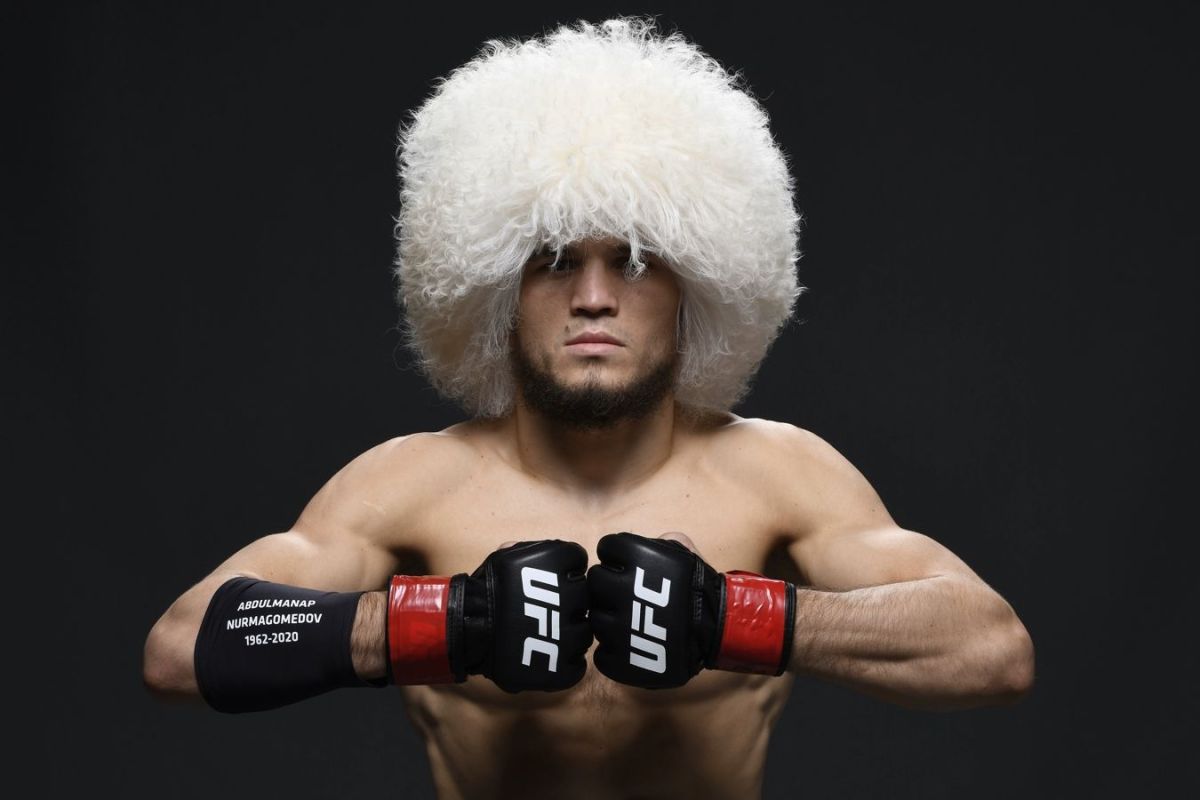 «Ақша бермесе де шығамын»: Нурмагомедов UFC белбеуі үшін тегін төбелесуге дайын