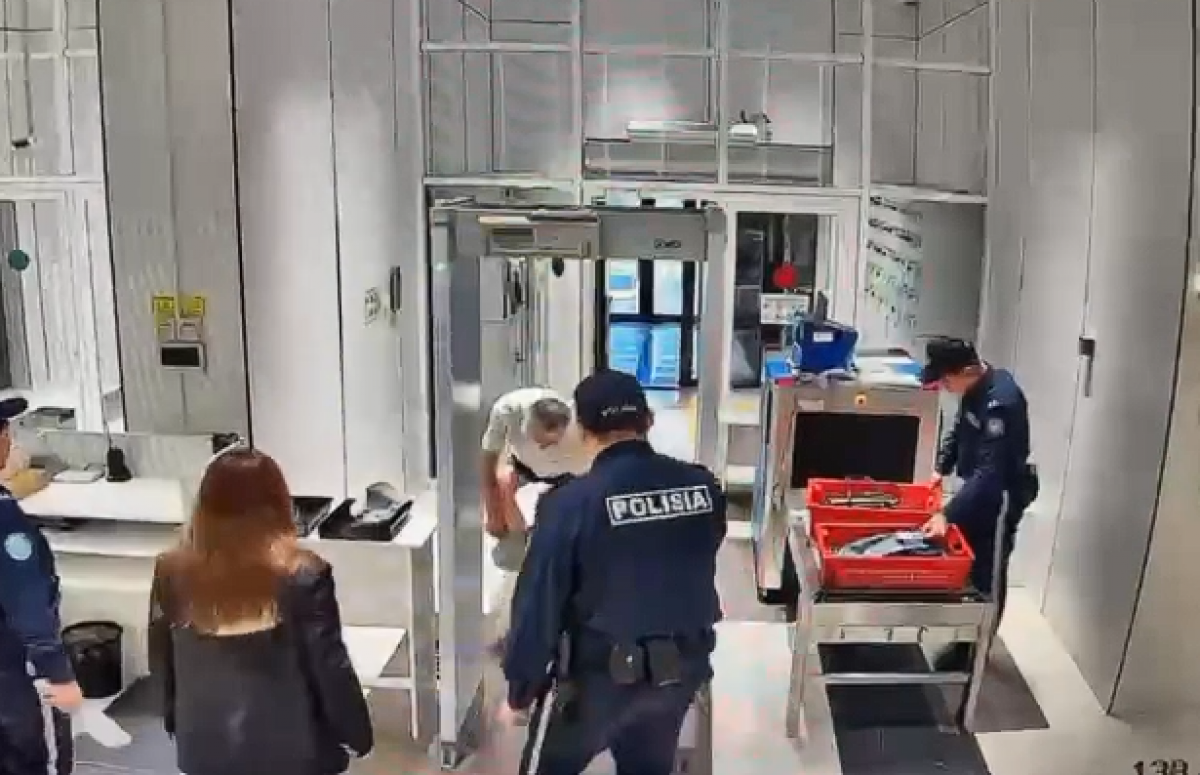 Пенсионер снял брюки в административном здании Астаны (ВИДЕО)