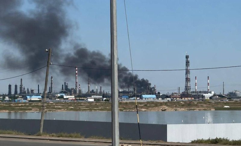 На крупнейшем НПЗ Казахстана полыхает пожар