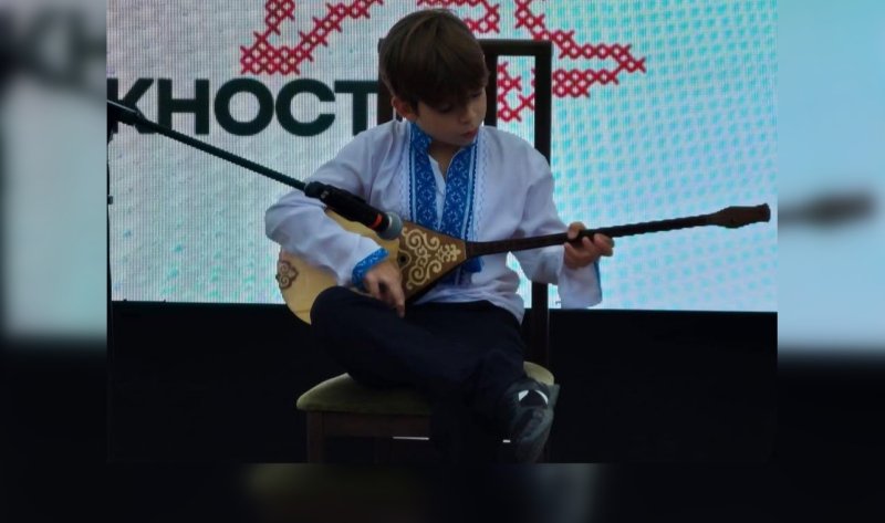 Мальчик из Украины покорил казахстанцев исполнением кюев на домбре