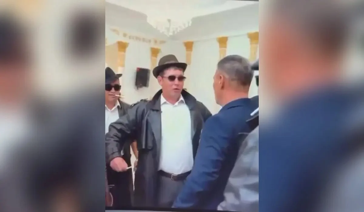 Тісін, қабырғасын сындырған: БҚО-дағы тойда «тентек кәде» дәстүрі төбелеспен аяқталды