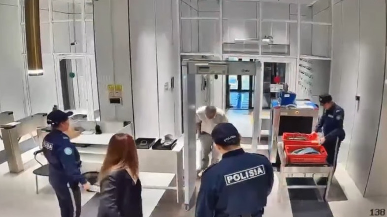 «Это была шутка»: астанчанина оштрафовали за снятые брюки в центре приема граждан