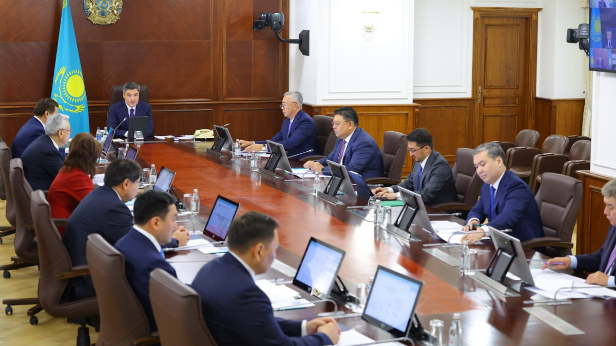 «ЖІӨ кемінде 5% өсуі керек»: Бектенов Үкіметке міндет қойды 