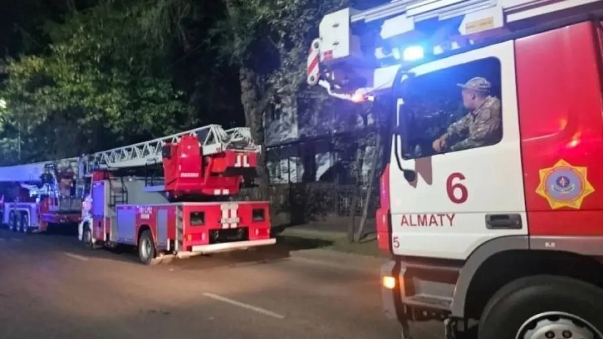 Пожар на девятом этаже: в Алматы спасли 127 жильцов многоэтажки