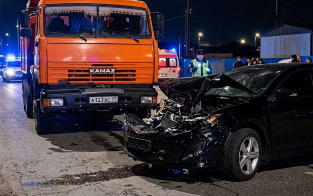 Toyota Camry столкнулась с КамАЗом в Атырау: пострадал водитель