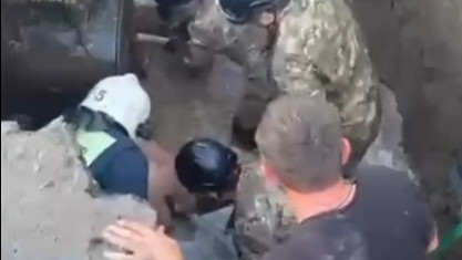 Рабочий оказался под завалом грунта в Караганде