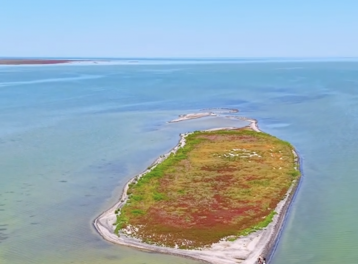 Новый остров в Каспийском море заметили жители Актау (ВИДЕО)