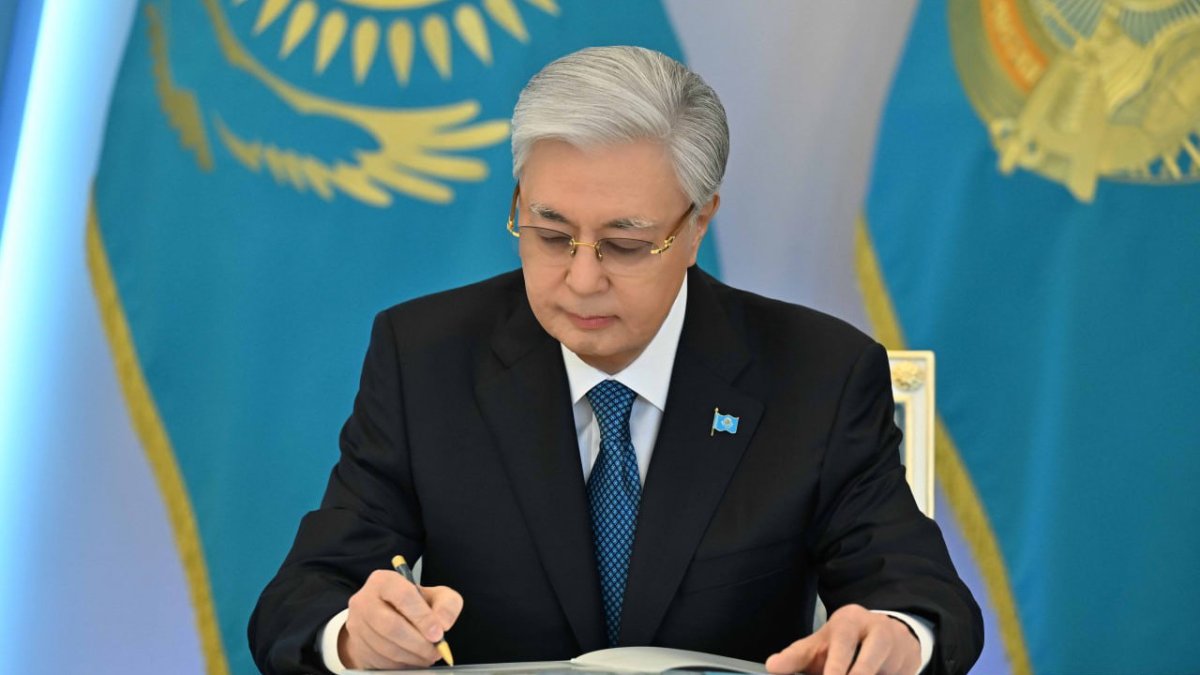 Тоқаев «Бірінші шақырылымдағы Қазақстан Республикасы Құрылтайының бірінші сессиясын шақыру туралы» Жарлыққа қол қойды