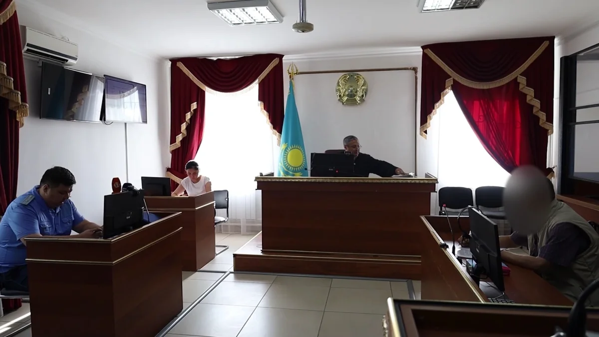 Ақтөбеде анасын пышақтап өлтірді деп айыпталған мектеп оқушысының соты басталды
