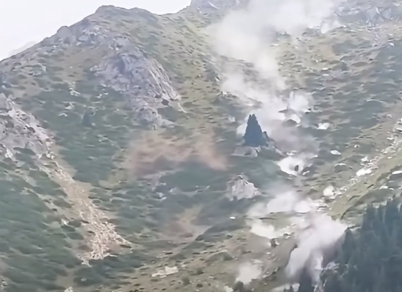 Мощный камнепад произошел в горах Алматы