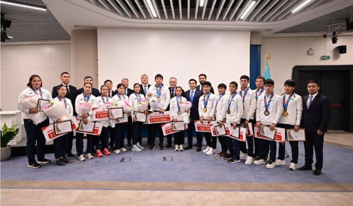 Казахстанских дзюдоистов наградили за 11 медалей на чемпионате мира