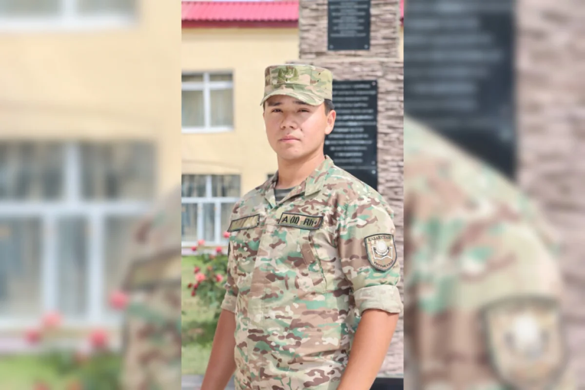 Счет шел на минуты: военнослужащий спас двух детей из горящего дома в Уральске
