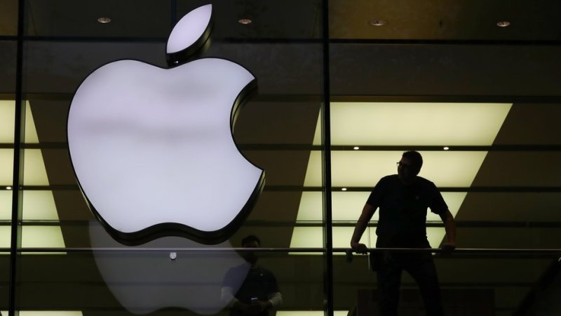 Apple выпустит первый складной iPhone этой осенью — Reuters