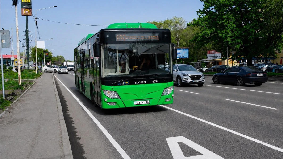 «Бір орынға жылжуды сұраған»: Алматыда автобуста қызды буындырған ер адам қамалды