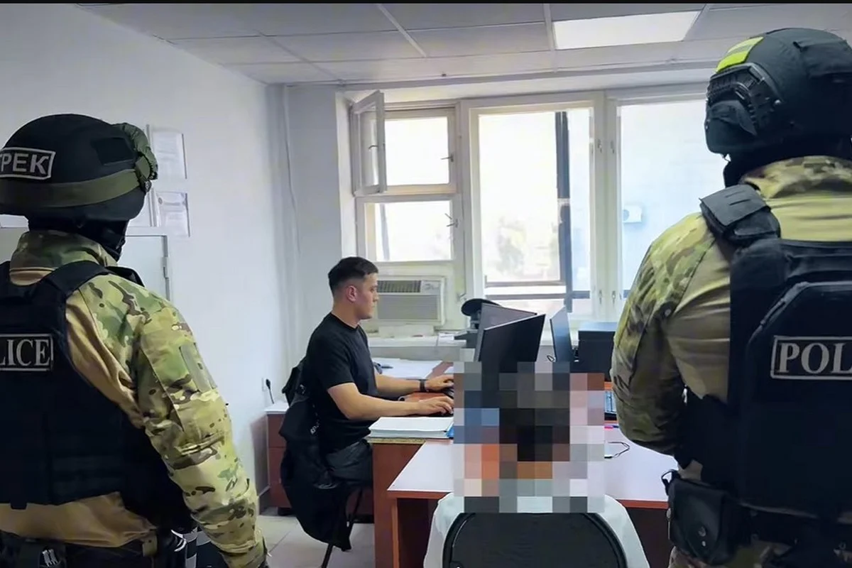 На бомжей оформляли банковские карты: дропповода задержали в Уральске