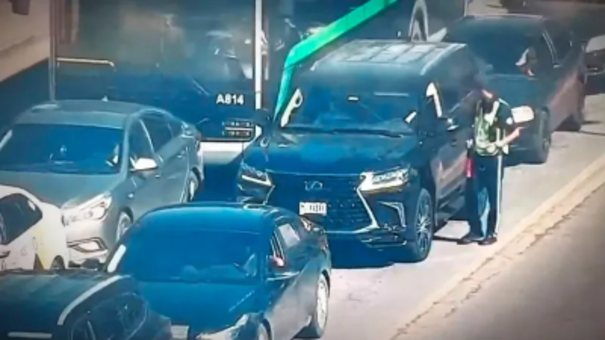 Lexus с номером KAZAK передвигался по Астане