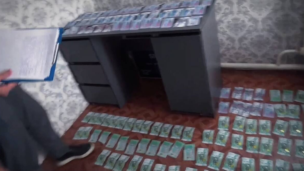 Оралда үйсіз адамдарды дроппер болуға жалдаған ер адам ұсталды