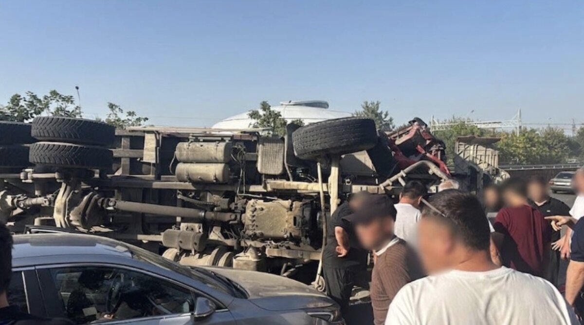 На объездной дороге в Алматы перевернулся грузовик