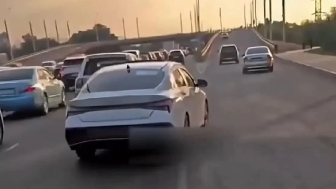 Алматыда жол ережесін әдейі бұзған жүргізуші қамауға алынды (ВИДЕО)