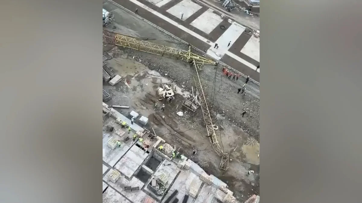 Астанада жүк көтергіш кран құлап, бір адам көз жұмды