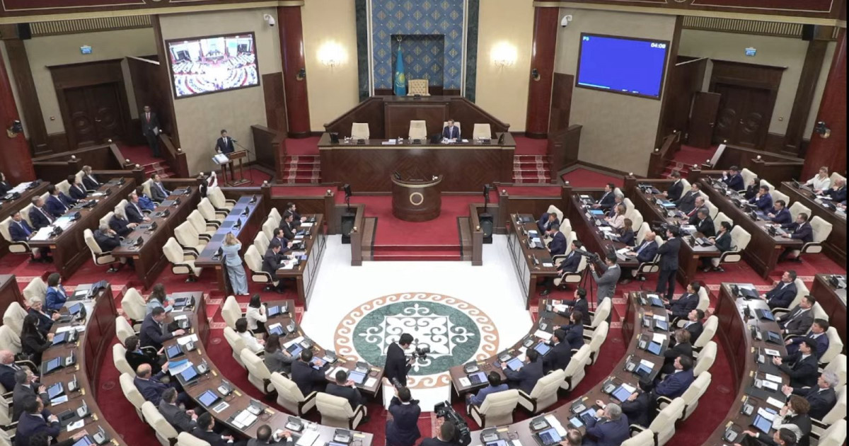  Құрылтай депутаттары ант беруді бастады 