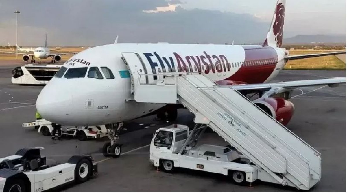 ЧП в аэропорту Алматы: на самолете FlyArystan произошло возгорание, пострадал сотрудник