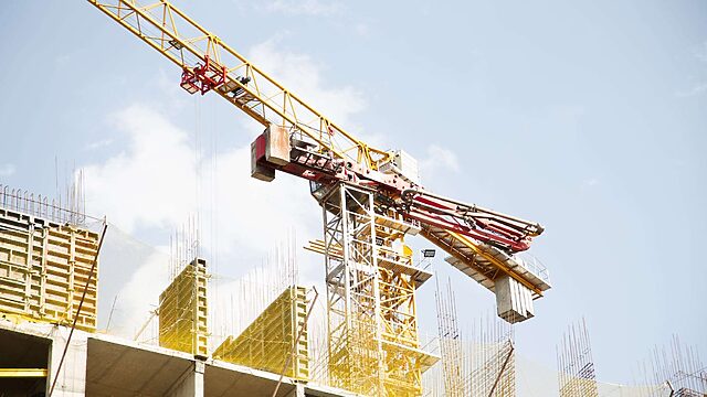 Астанада құрылыс краны құлап, жұмысшы қаза болды