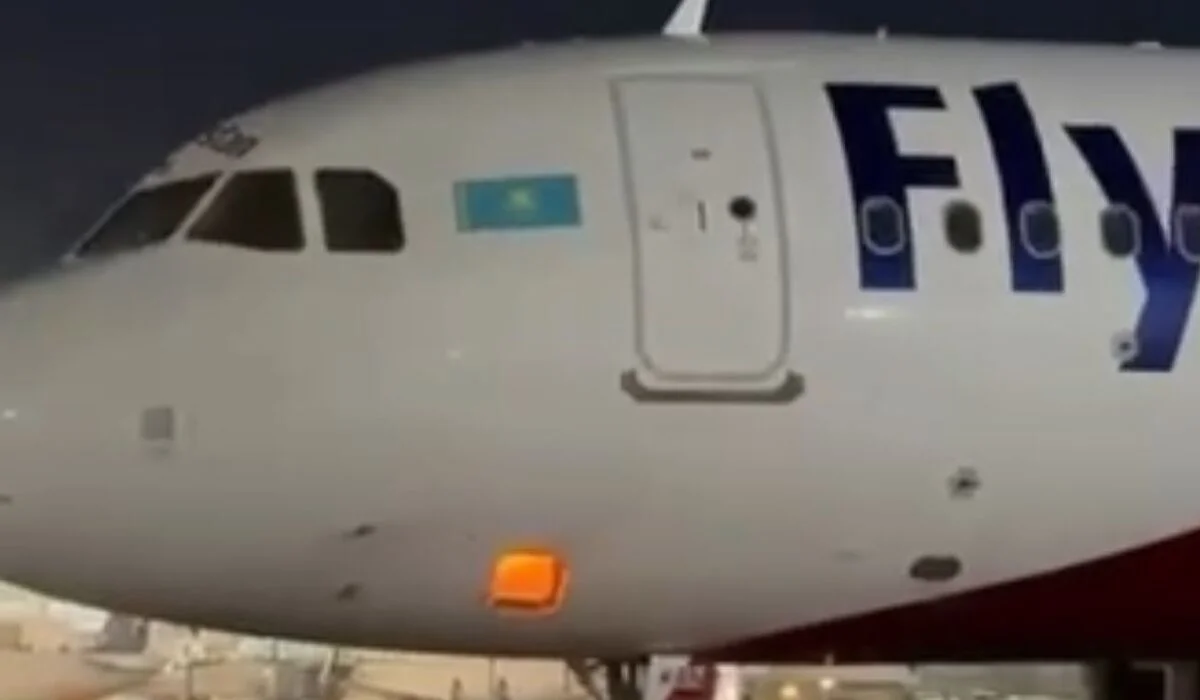 В аэропорту Алматы загорелся самолет FlyArystan: пострадал сотрудник