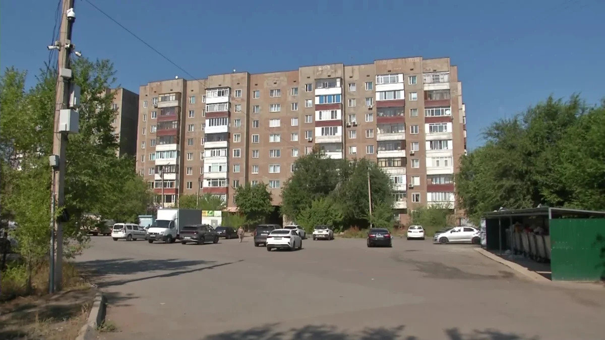 Канализационные стоки топят дворы двух домов в Караганде