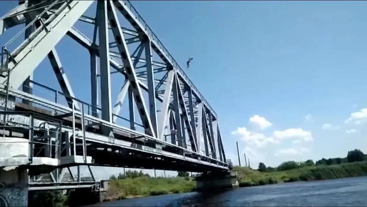 Өскеменде ер адам Ертіс өзенінің көпірінен секіріп кетті