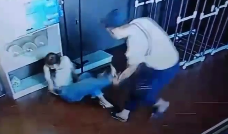 Шокирующее видео: в Уральске мужчина напал на лежавшую на полу девушку