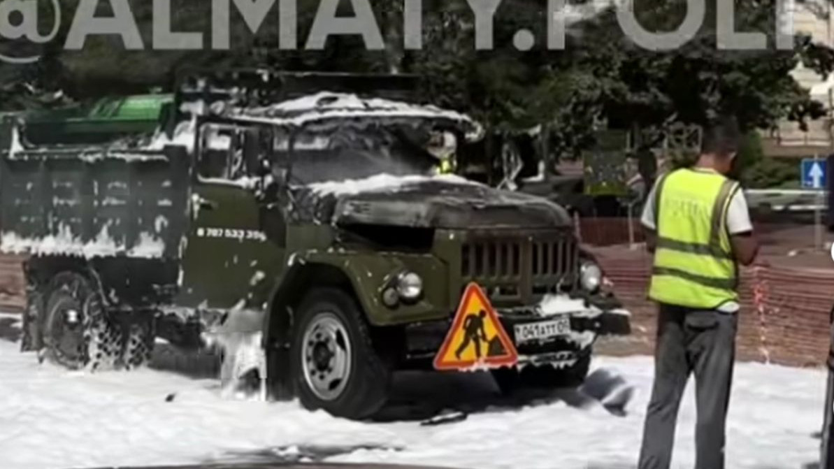 Алматыда жол ортасында жүк көлігі өртке оранды