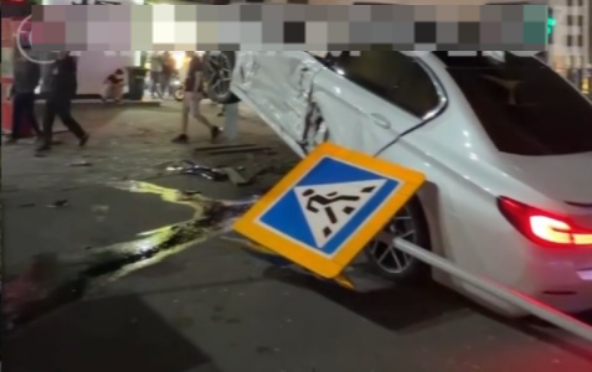 BMW протаранила такси на перекрестке Алматы (ВИДЕО)