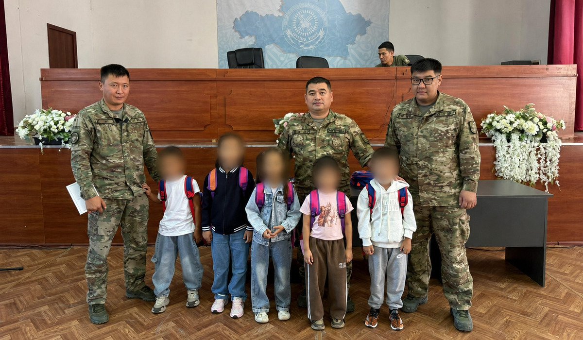 Гвардейцы в Кокшетау подарили детям рюкзаки к школе