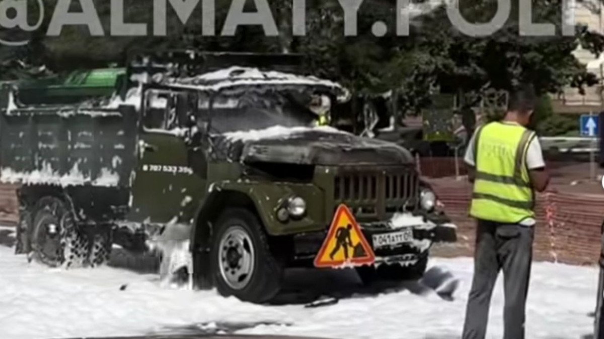 Алматыда жол ортасында жүк көлігі өртеніп кетті