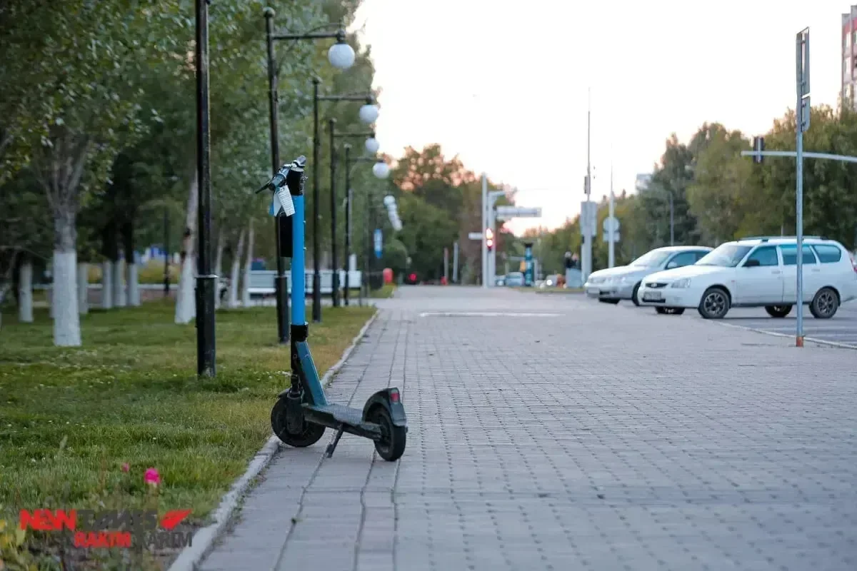 Алматыда самокат мінген ер адам  көз жұмды