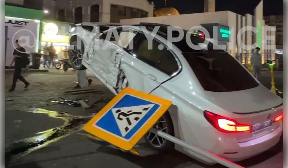 Жесткое столкновение BMW и такси произошло в Алматы (ВИДЕО)