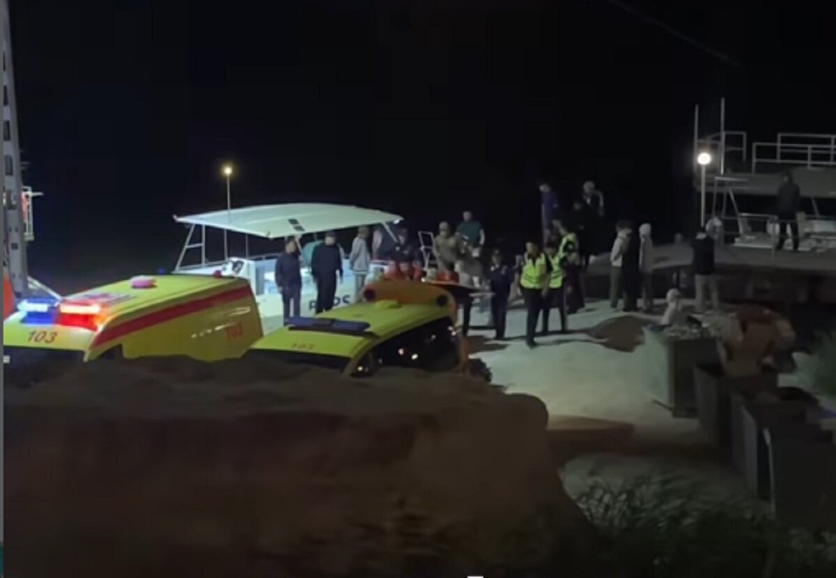 Ақтауда серуендеу катері жартасқа соғылып, екі адам қаза тапты