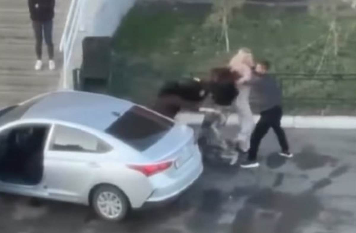 Пьяная ссора двух девушек закончилась дракой и двумя протоколами в Кокшетау (ВИДЕО)
