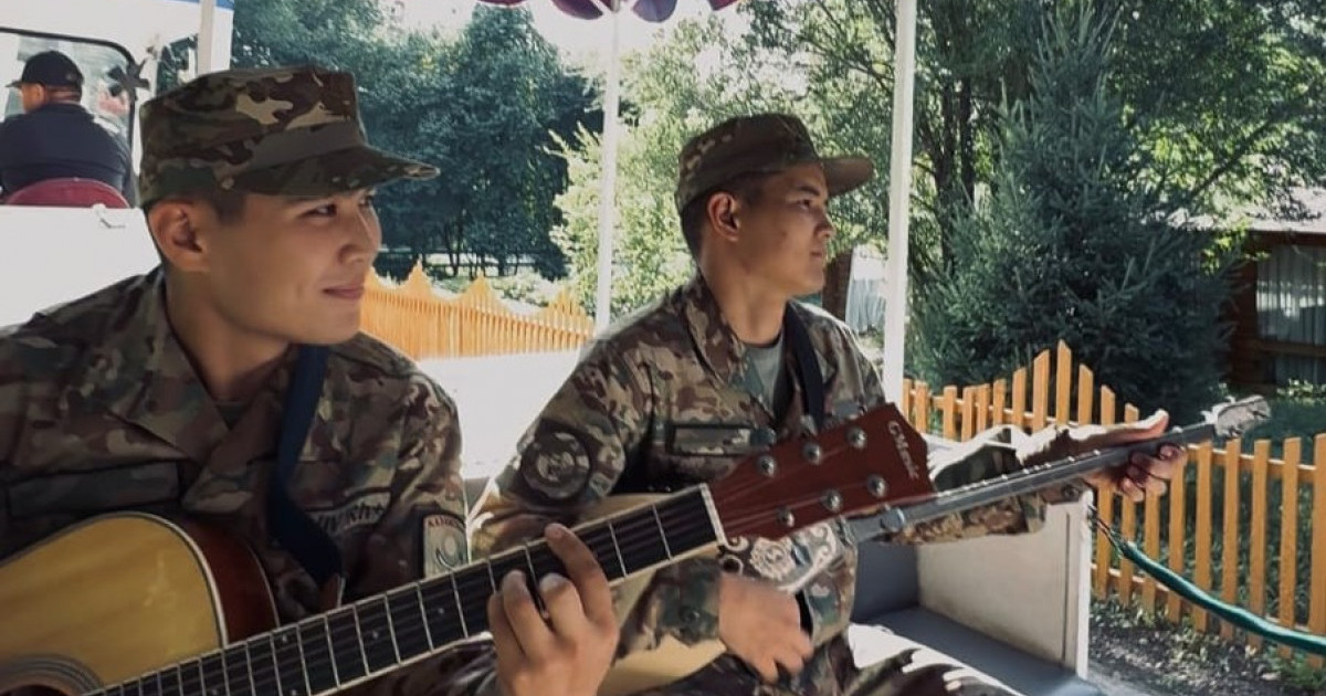  Ұлттық ұланның сарбаздары Өскемен тұрғындарына мерекелік көңіл күй сыйлады 