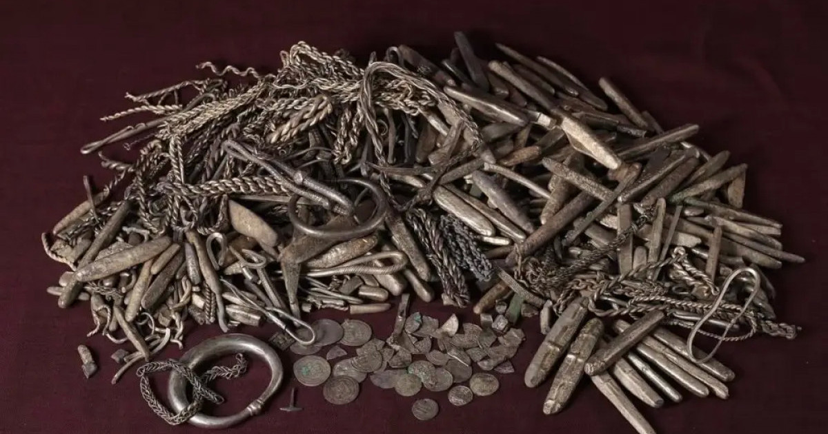  Өзінің ауласын қазған ер адам 18,5 келі күміс тауып алған 
