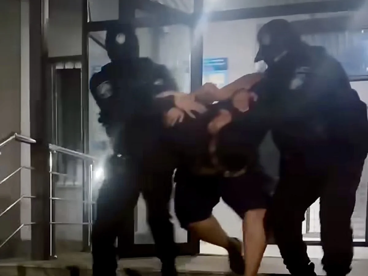 Шымкентца арестовали за гонки по тротуарам